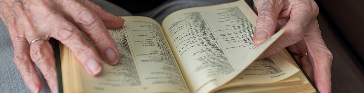 Manos de mujer mayor, libro Manos de mujer mayor, libro