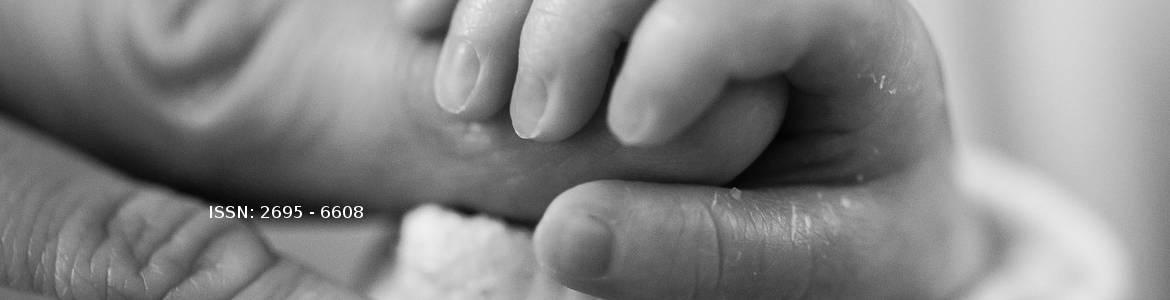 Mano de recién nacido coge un dedo de su madre