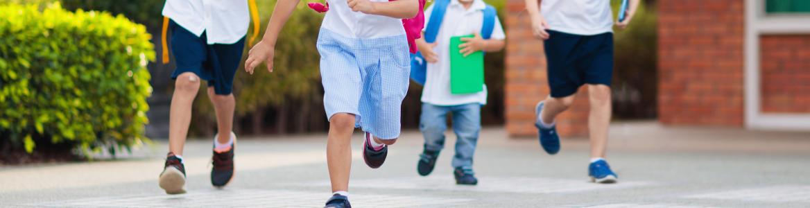 Niños corriendo con mascarilla
