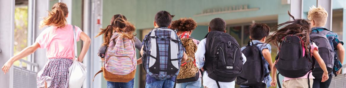 Niños corriendo por el pasillo de un colegio