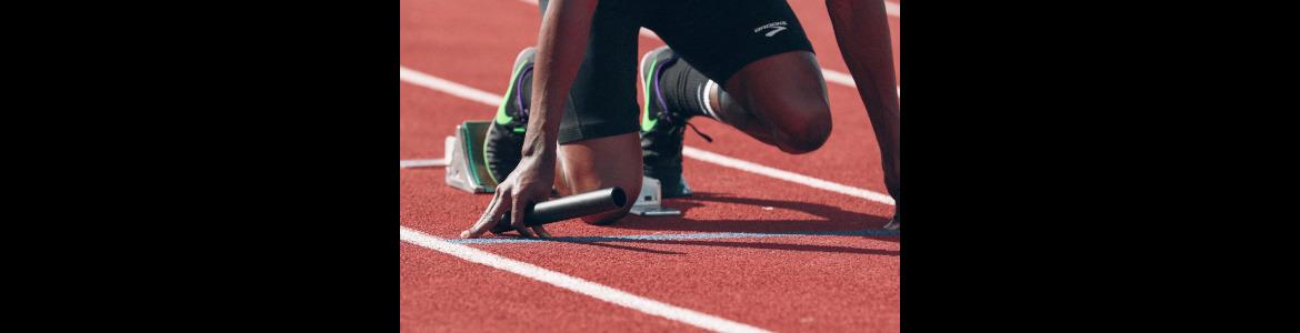 Atleta en línea de salida a punto de comenzar carrera.