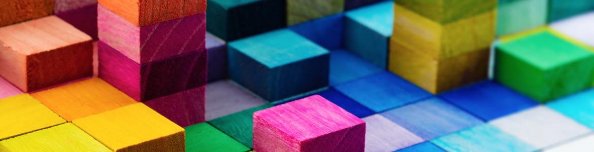 cuadraditos de madera de distintos colores apilados más y menos cantidad