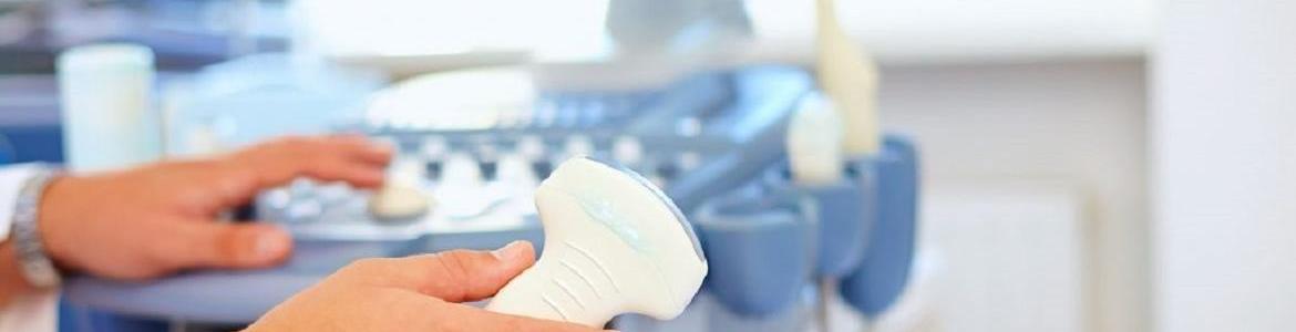 Profesional sanitario utiliza ecógrafo Profesional sanitario sostiene dispositivo médico