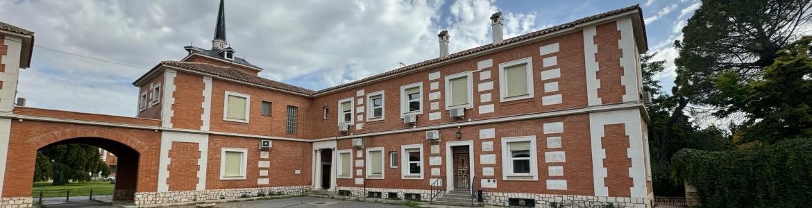 Fachada de la Oficina de Registro de la Finca El Encín del IMIDRA
