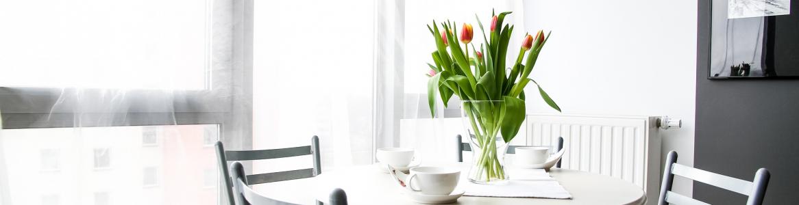 Imagen de una mesa con tulipanes