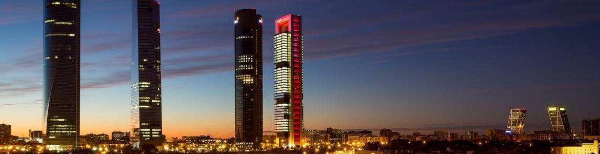 Imagen nocturna de las cuatro torres