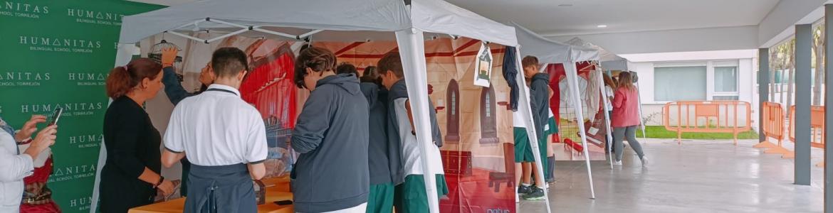 Jóvenes en carpas participando en un escape room