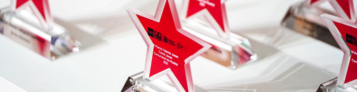 trofeos de estrellas rojas de los premios talento