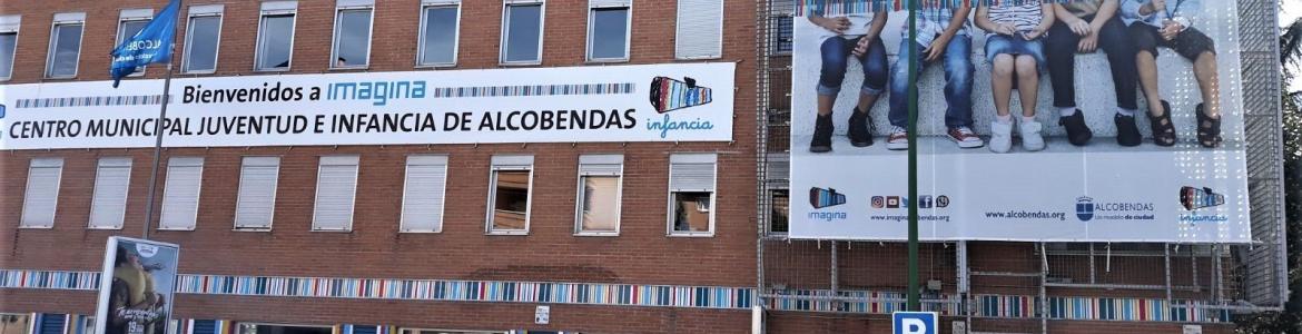 Centro de Información Juvenil de Alcobendas Edificio con fachada de ladrillo del centro de información juvenil