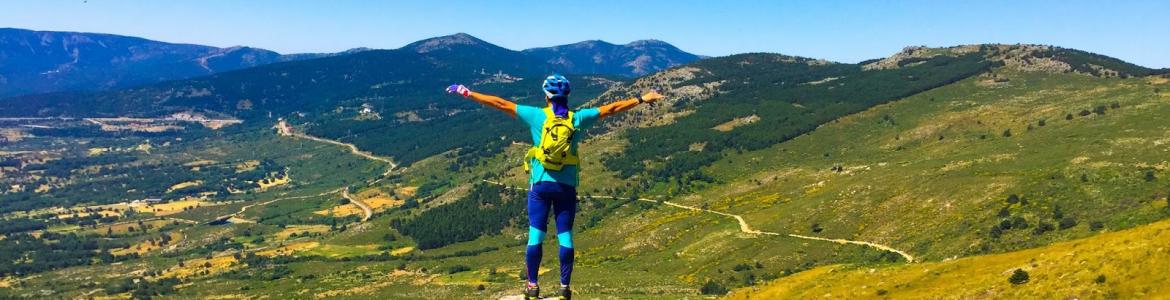 joven vestida de deporte mirando de espaldas al valle de Fuenfría en Cercedilla