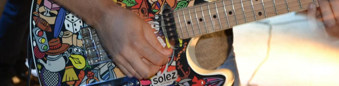 chico tocando guitarra colores