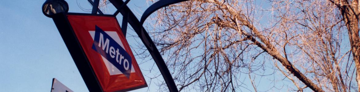 Anagrama de Metro en acceso a estación