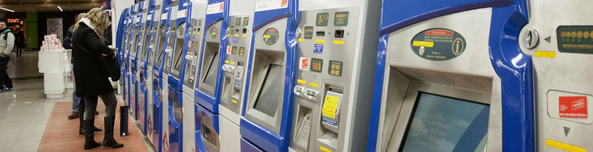 Máquinas expendedoras de billetes en el intercambiador de Moncloa