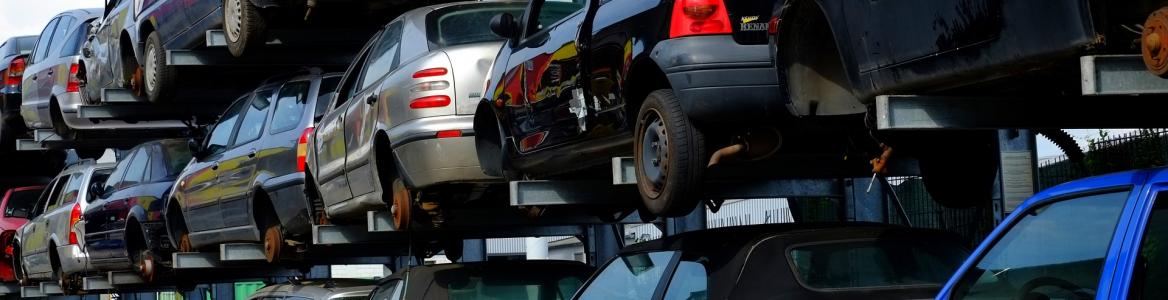 Vehículos al final de su vida útil en un centro de tratamiento