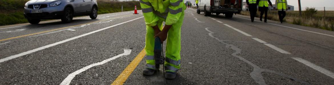 Obreros trabajando en una carretera arreglando el firme