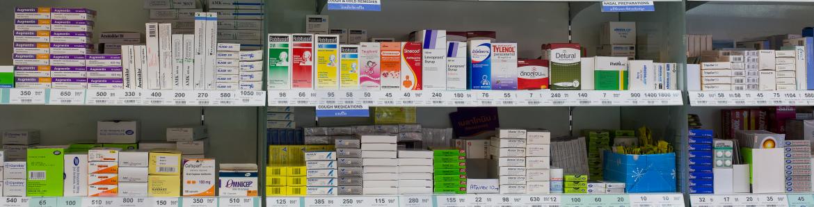 Estanterías de farmacia llenas de cajas de medicamentos