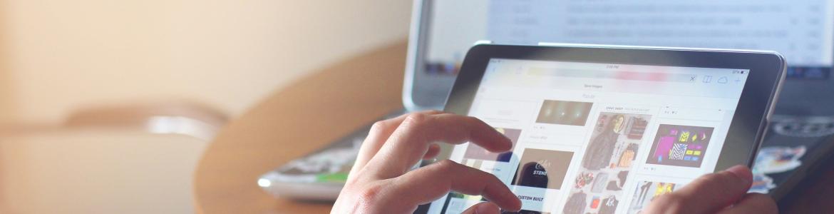 Cursos Consultando una tablet