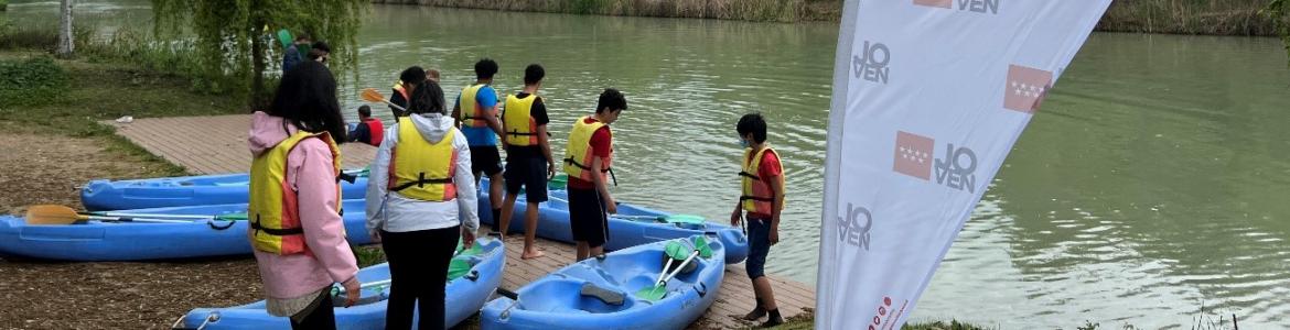Jóvenes preparados para coger los kayak