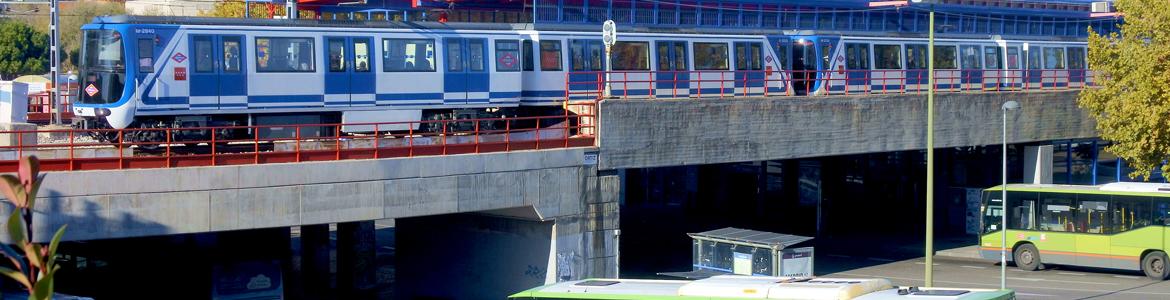 Intercambiador de Aluche con vagón de Metro y autobús interurbano