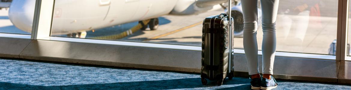 Mujer con maleta en el aeropuerto