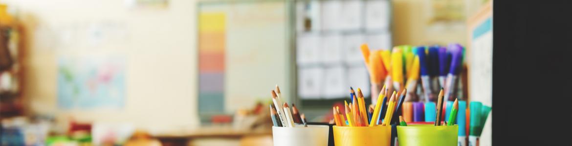 Aulas TGD Aula de un colegio pinturas encima de una mesa