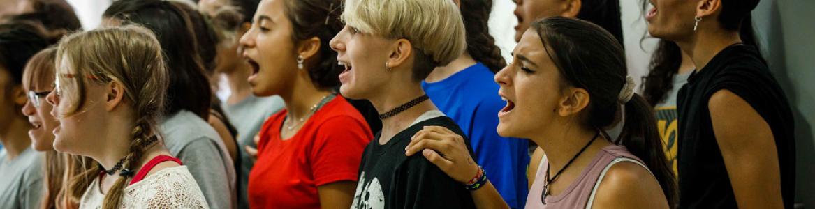 Grupo de jóvenes cantando