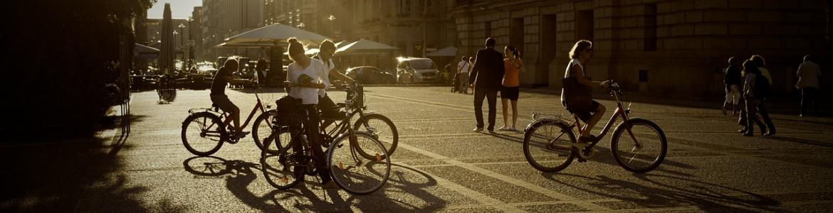 Personas en bicicleta en la ciudad