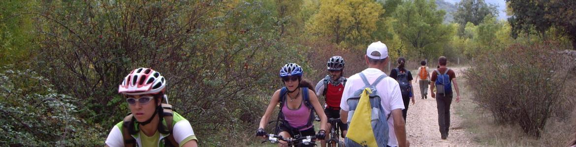 Ciclistas y senderistas en vía pecuaria