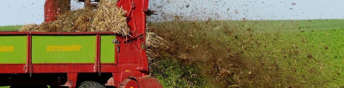 Tractor con fertilizantes