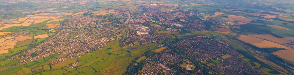 Vista aérea de un municipio rodeado de cultivos