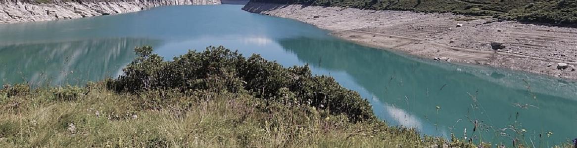embalse entre montañas