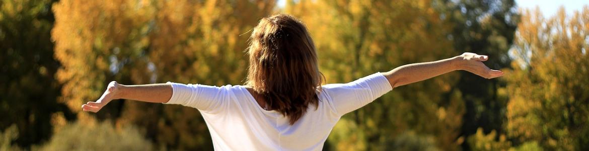 Mujer respirando al aire libre