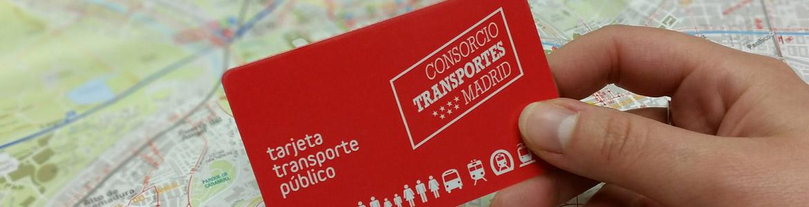 Imagen de mano sosteniendo una Tarjeta Transporte Público