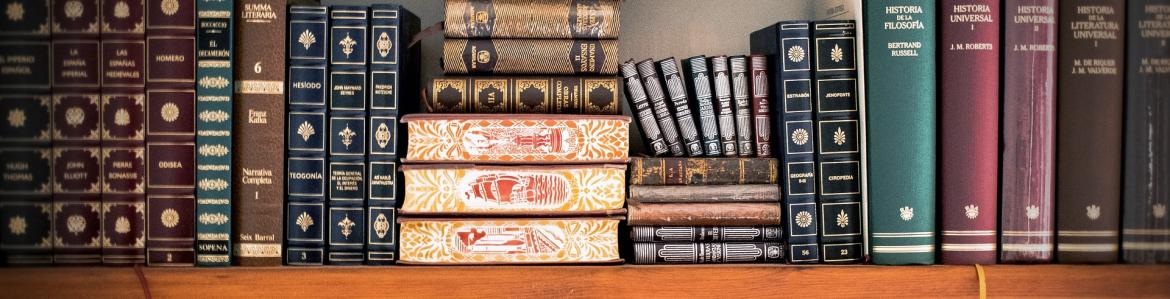 Libros en una estantería