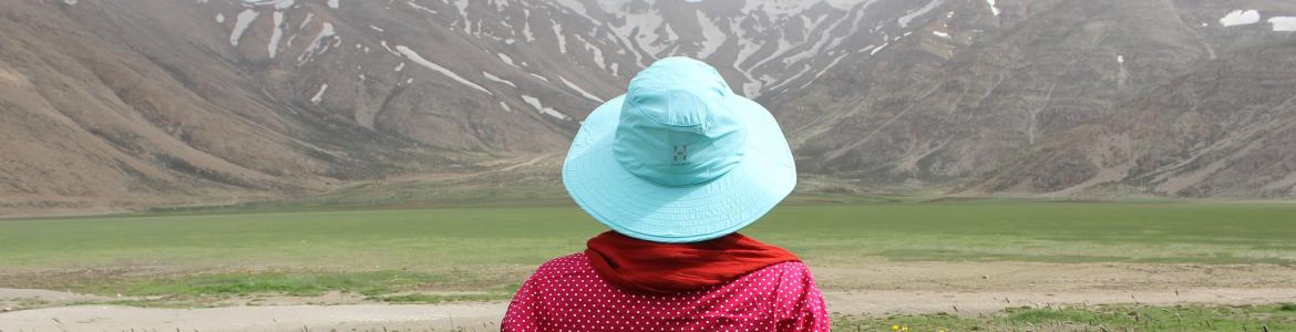 Mujer mirando montañas