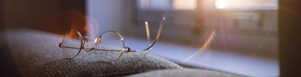Imagen de unas gafas sobre un sofa