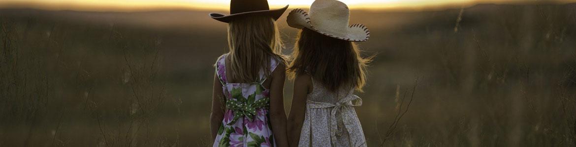Niñas mirando horizonte