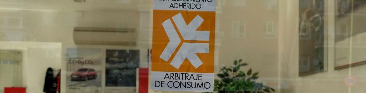 Escaparate con distintivo de arbitraje de Consumo