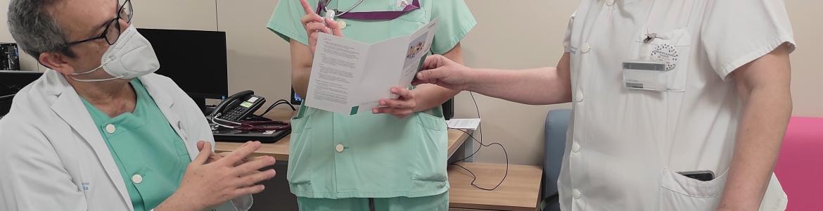 Una enfermera explica información a un hombre y una mujer