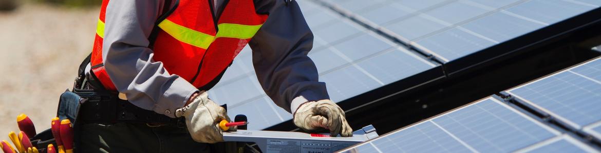 Trabajador instalando placas solares