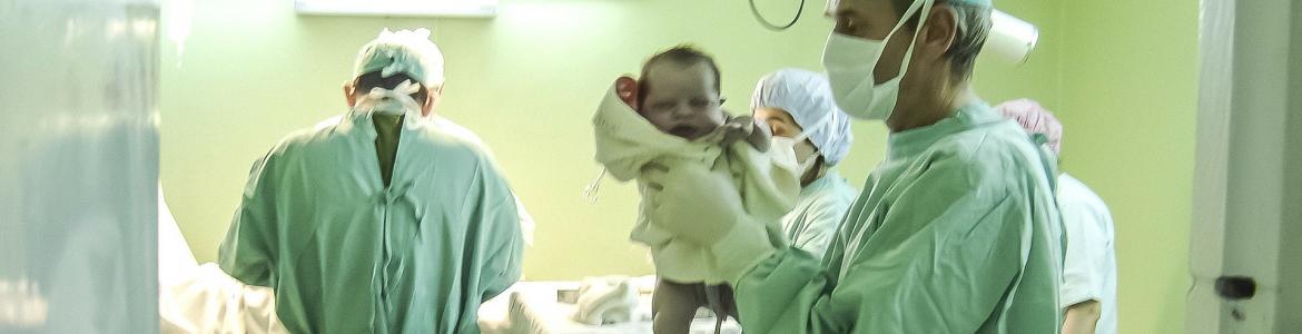 Equipo sanitario con un bebé recien nacido