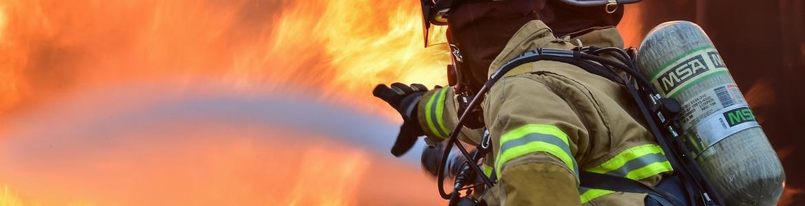 bomberos apagando un fuego