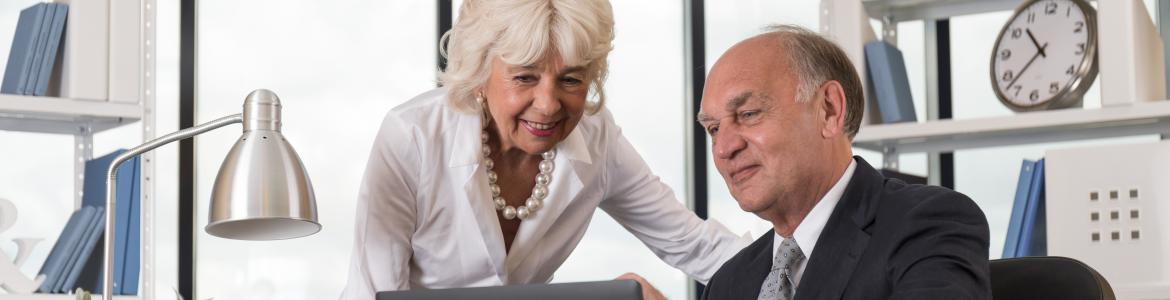 pareja de personas mayores trabajando