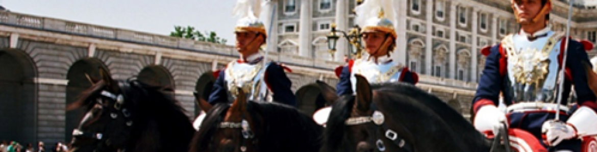 Tres guardias reales de gala a caballo fondo palacio