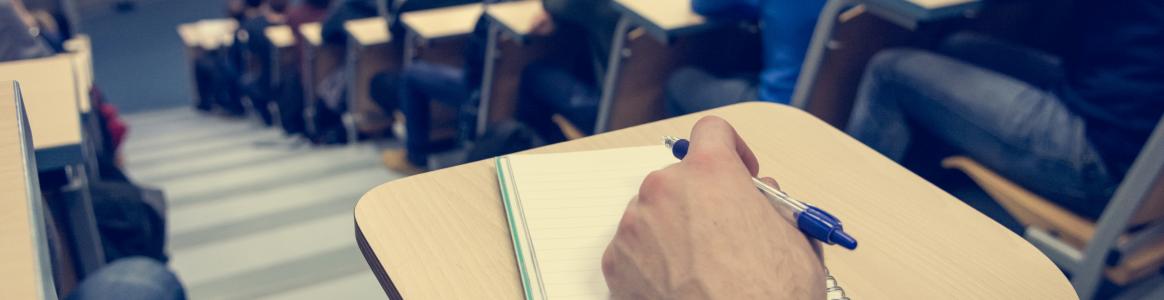 joven en examen en aula magna