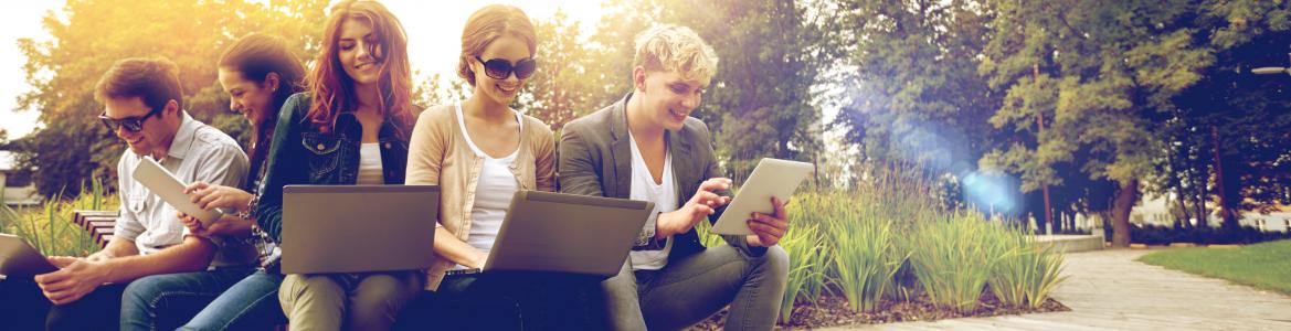 Estudiantes con sus ordenadores al aire libre