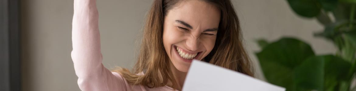 Estudiante contenta leyendo una notificación