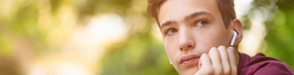 Joven con auriculares y móvil