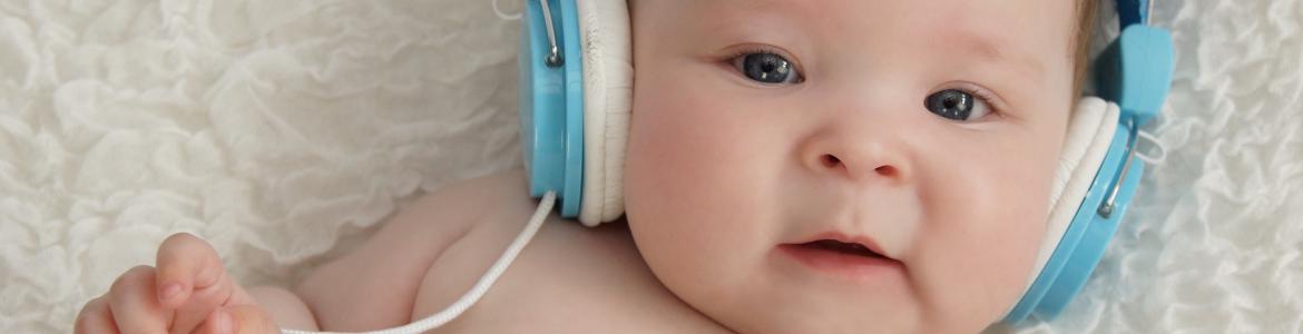 bebé con cascos de audición