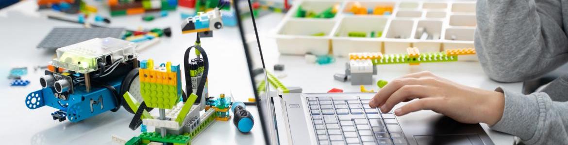Estudiantes desarrollando robot
